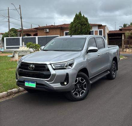 TOYOTA HILUX 2.8 D-4D TURBO DIESEL CD SRX 4X4 AUTOMÁTICO